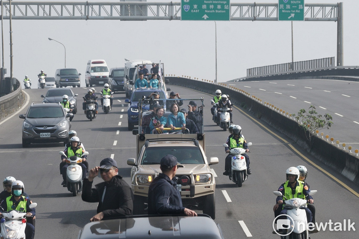 民進黨總統候選人蔡英文「勇敢自信護台同行」全台車隊大掃街，今從小英故鄉-屏東枋山鄉的德隆宮出發，一路揮軍北上。 圖：張良一/攝