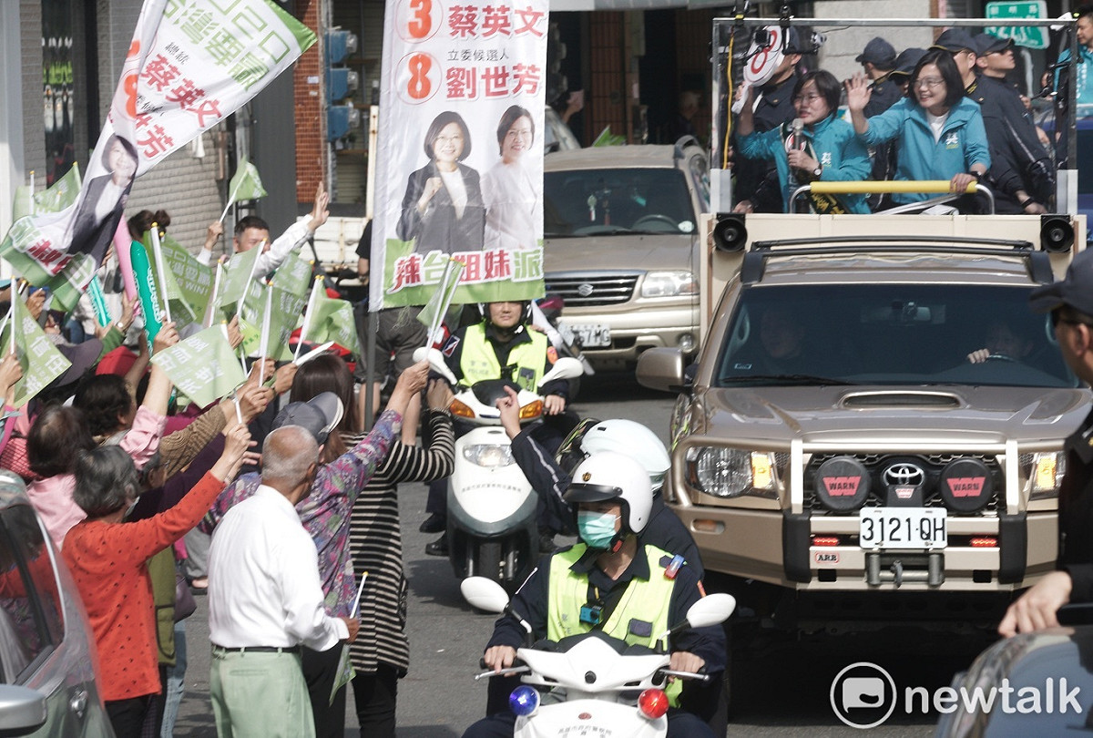 車上的小英和支持者熱情互動。 圖：張良一/攝
