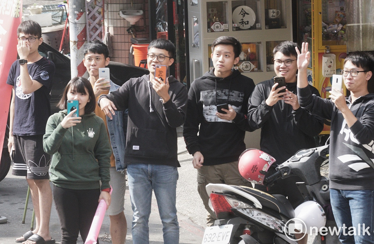 年輕人走到店外歡迎小英到來。 圖：張良一/攝