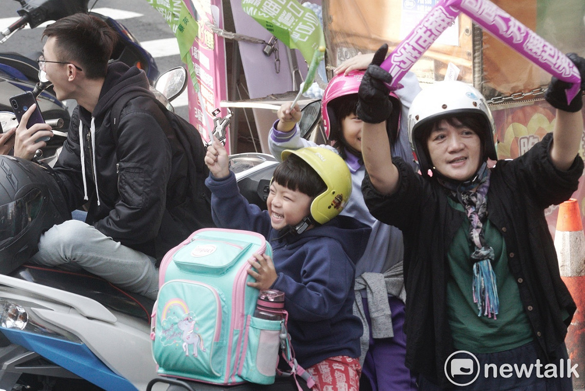 機車騎士在路旁等待小英的掃街車隊。 圖：張良一/攝