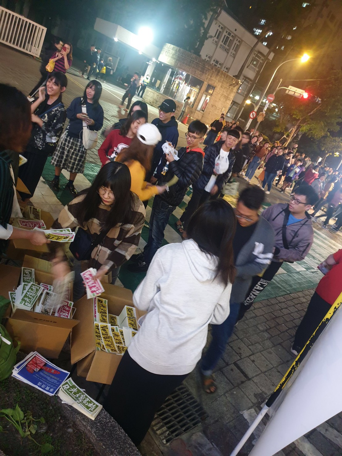 光復高雄貼紙於逢甲夜市發放，幾千張貼紙迅速被民眾排隊領光。 圖:民眾提供