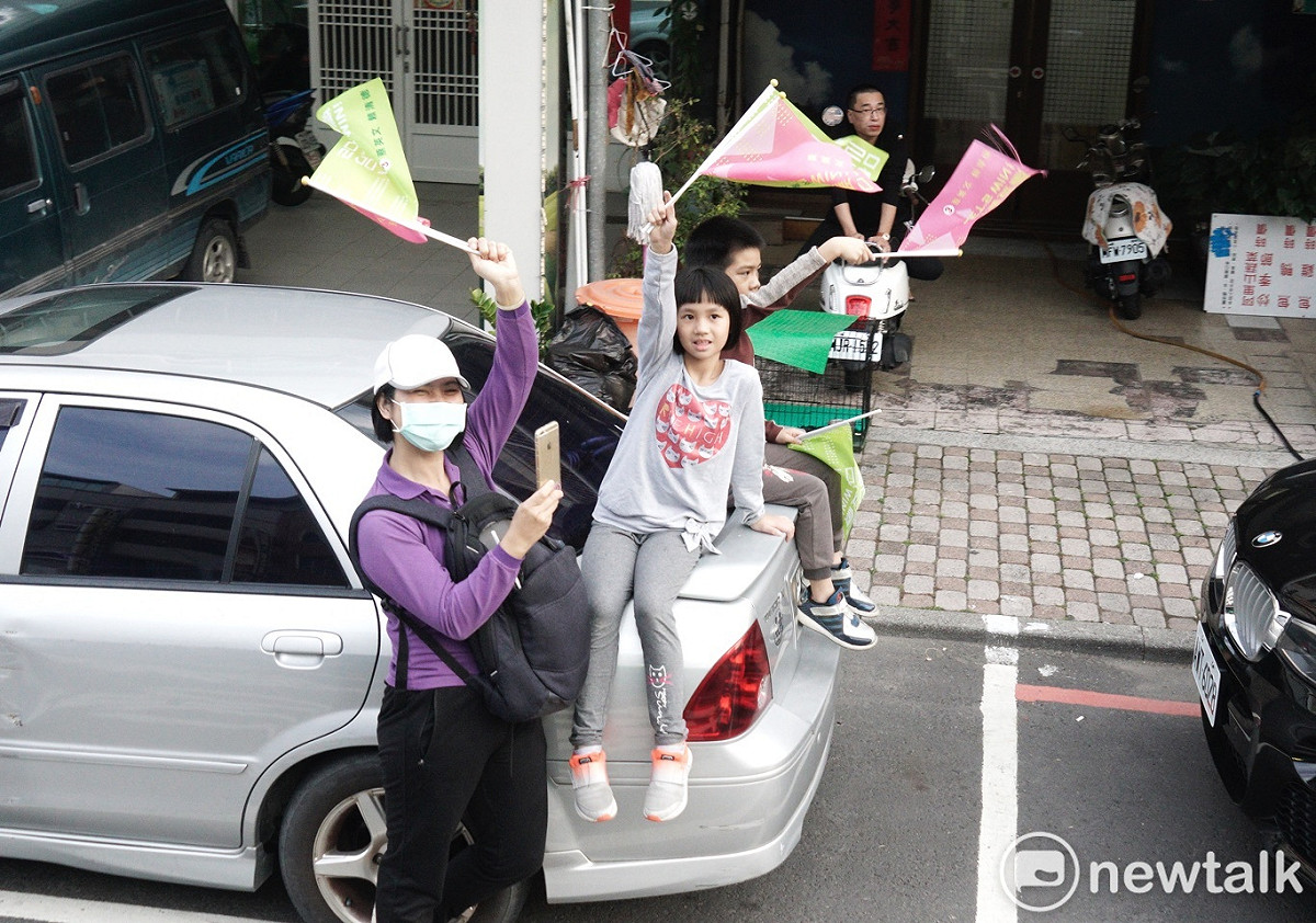 全家老小坐在車上等小英。 圖：張良一/攝