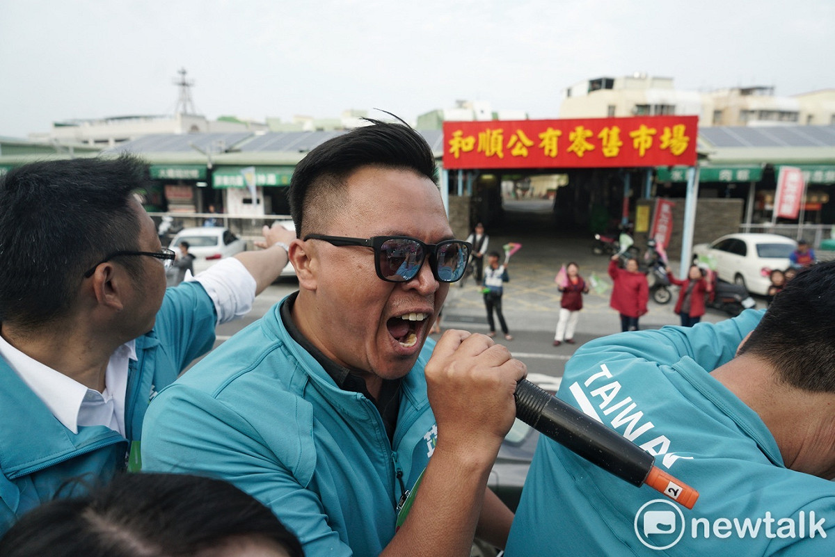 廣播車上的工作人員用盡吃奶的力氣喊出：「小英總統來了哦！小英總統在就後面的吉普車上」。 圖：張良一/攝
