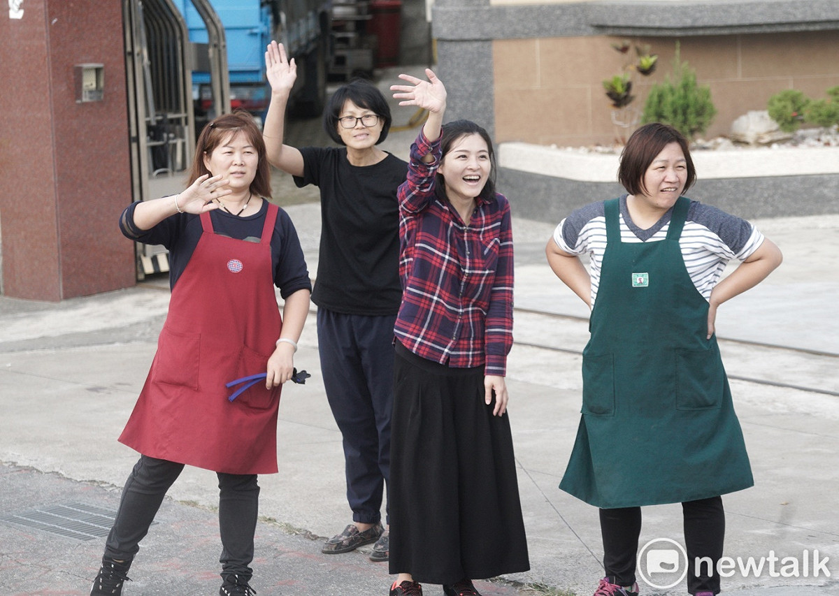 一家公司的員工跑出來看小英。 圖：張良一/攝