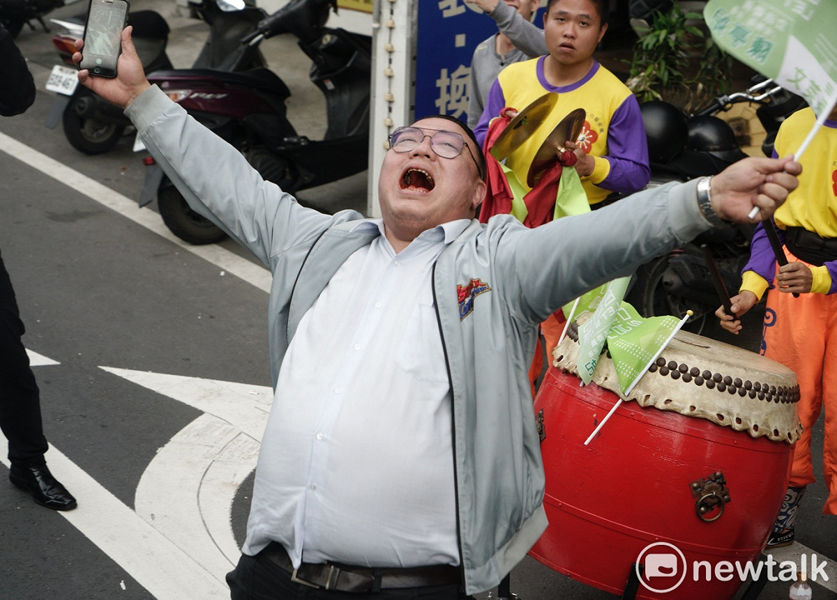 一位民眾在小英車隊經過時高喊：「小英凍蒜！」。 圖：張良一/攝