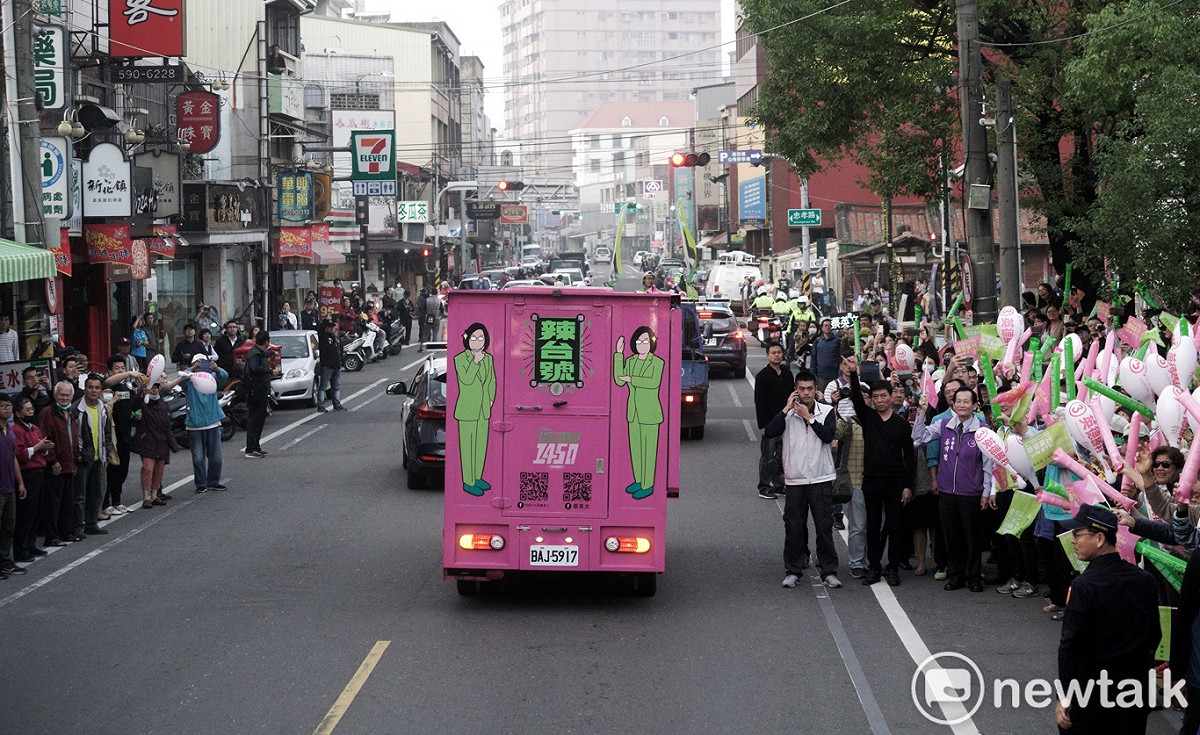 小英車隊抵達台南新化，支持者夾道歡呼。 圖：張良一/攝