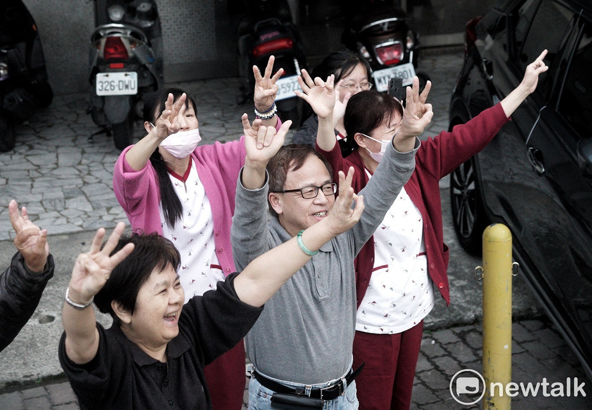 大家同時比出三號手勢。 圖：張良一/攝