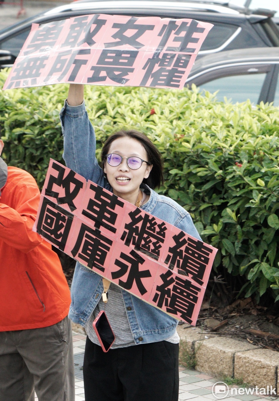 一位年輕女孩舉牌支持小英。 圖：張良一 / 攝