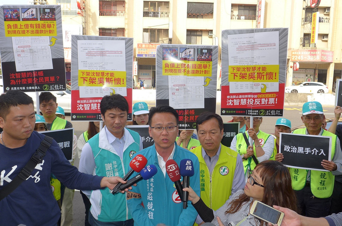 莊競程赴警所抗議文宣被扣。 圖 : 莊競程競總/提供