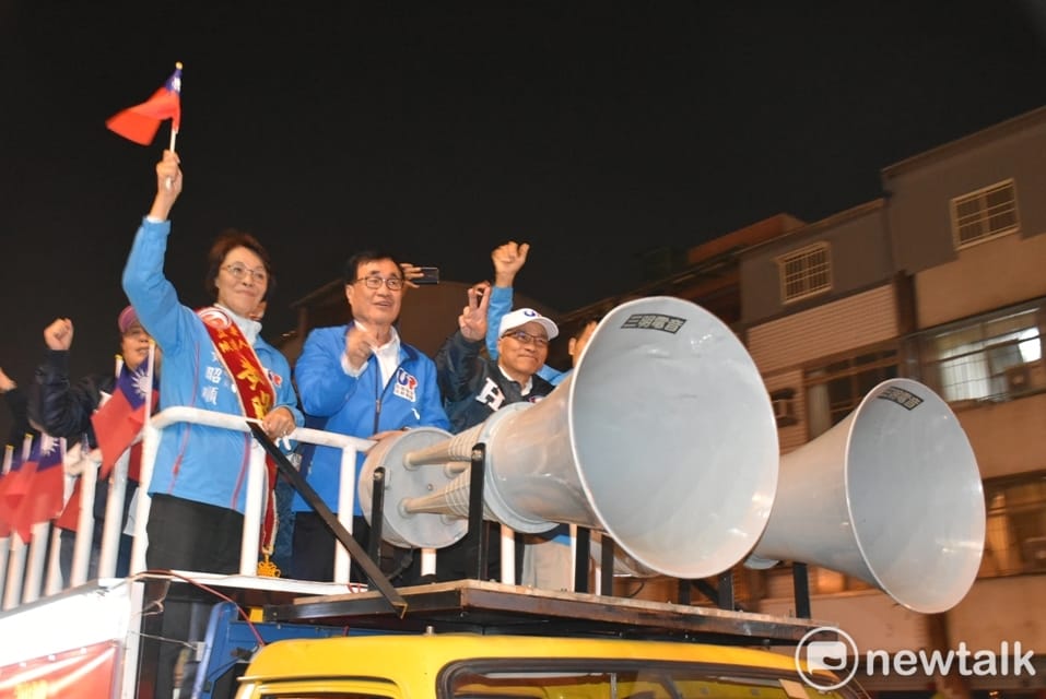 高雄市副市長葉匡時、李四川及立委候選人黃昭順(右至左)站在主戰車上向民眾揮手。 圖：孫家銘/攝