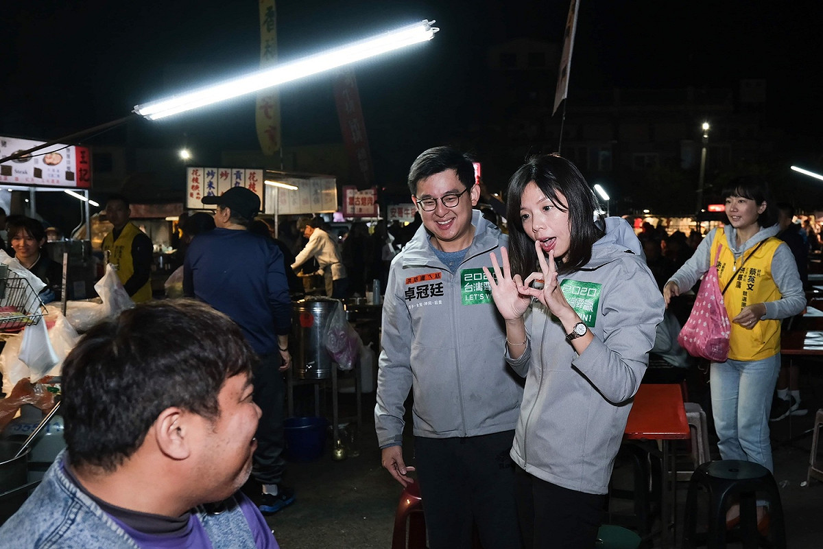 洪慈庸與先生卓冠廷一同前往后里夜市掃街，誠懇地一一向攤商、鄉親問候拜票。 圖／洪慈庸競辦提供