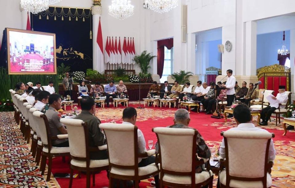 印尼總統佐科威（右站者）日前在內閣會議強調，印尼不是南海主權聲索方，但對於領海主權不容談判。 圖：翻攝自佐科威臉書