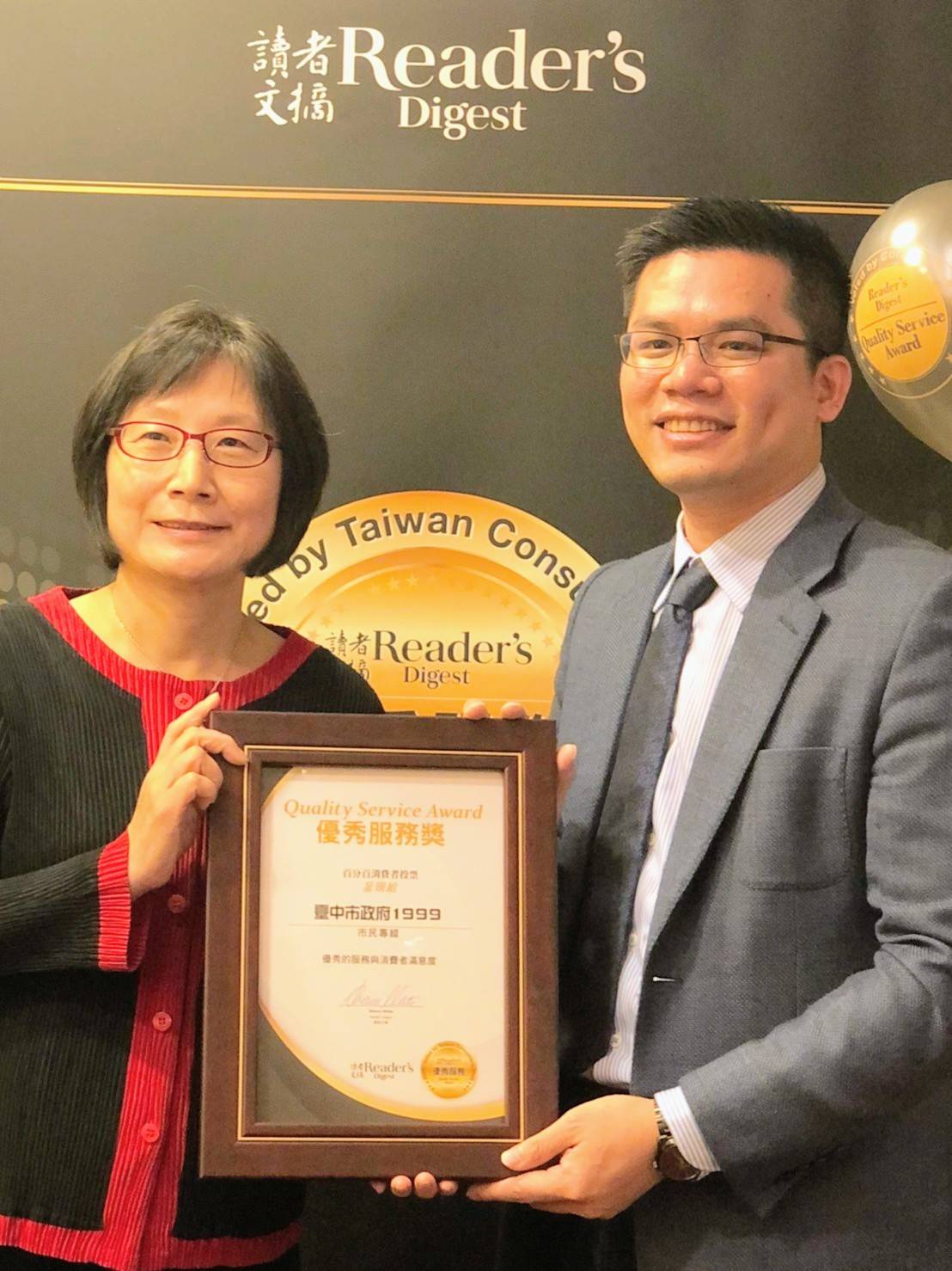 台中市政府研考會主委吳皇昇今（7）日代表盧秀燕市長特別北上領獎。 圖：台中市政府/提供