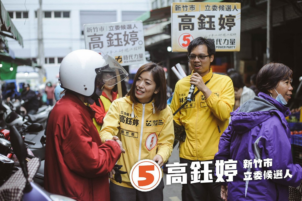 網紅蔡阿嘎昨晚po出影片推薦10大美女立委候選人，其中，時代力量新竹市立委候選人高鈺婷（左2）登上第一名。 圖：擷自高鈺婷臉書