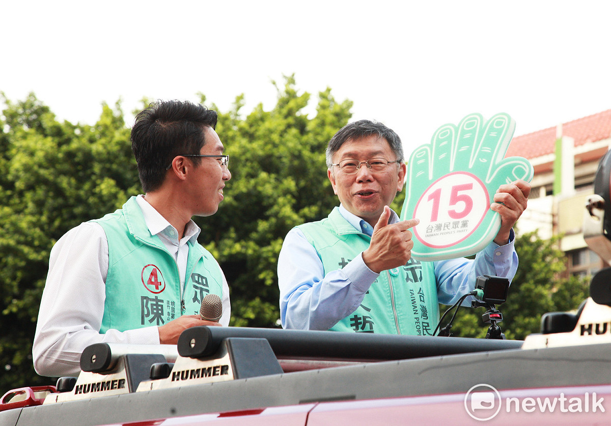 柯文哲陪同黨籍立委候選人陳泓維從蘆竹出發，繞行桃園市區向民眾拜票。 圖：林昀真/攝