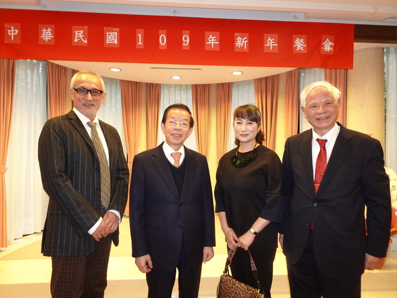 駐日代表謝長廷7日在駐日代表官邸舉辦新年餐會，包括客家出身的日本女星余貴美子（右2）、僑胞等出席，互道新年快樂。 圖：中央社提供
