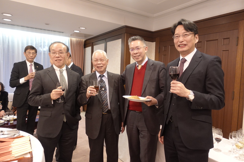 駐日代表處7日舉辦新年餐會上，許多僑胞表示11日將返國投票。「全日本台灣連合會」會長趙中正（右3）表示，這場選舉守住台灣主權是最重要的。 圖：中央社提供