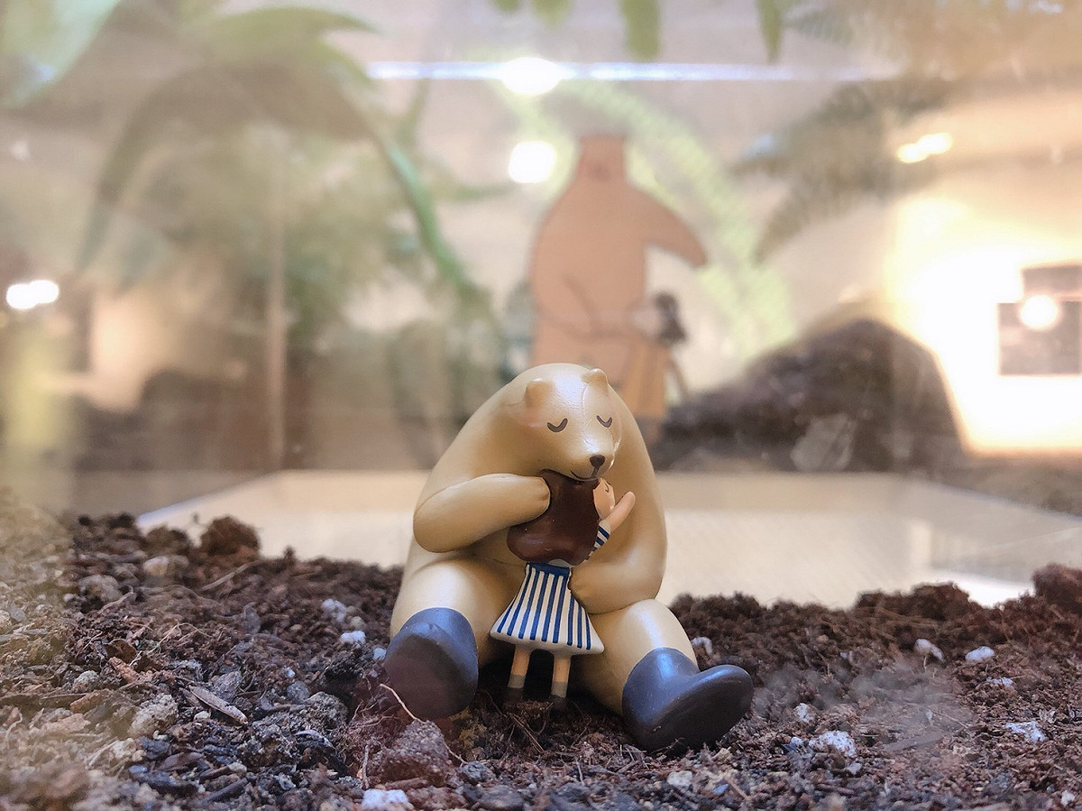 《咻咻熊與女孩的這一年》插畫展在台中綠宿行旅展出。 綠宿行旅/提供