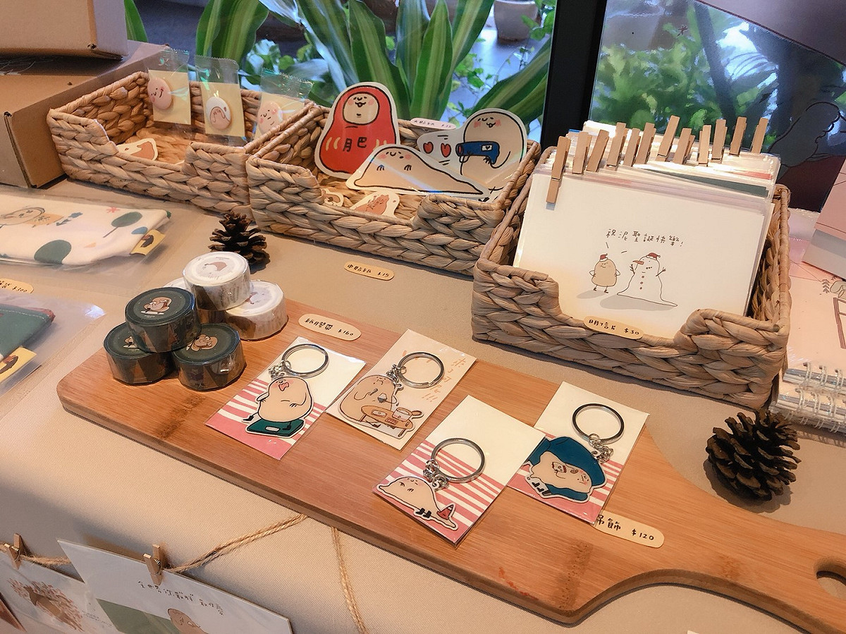 《咻咻熊與女孩的這一年》插畫展在台中綠宿行旅展出。 綠宿行旅/提供