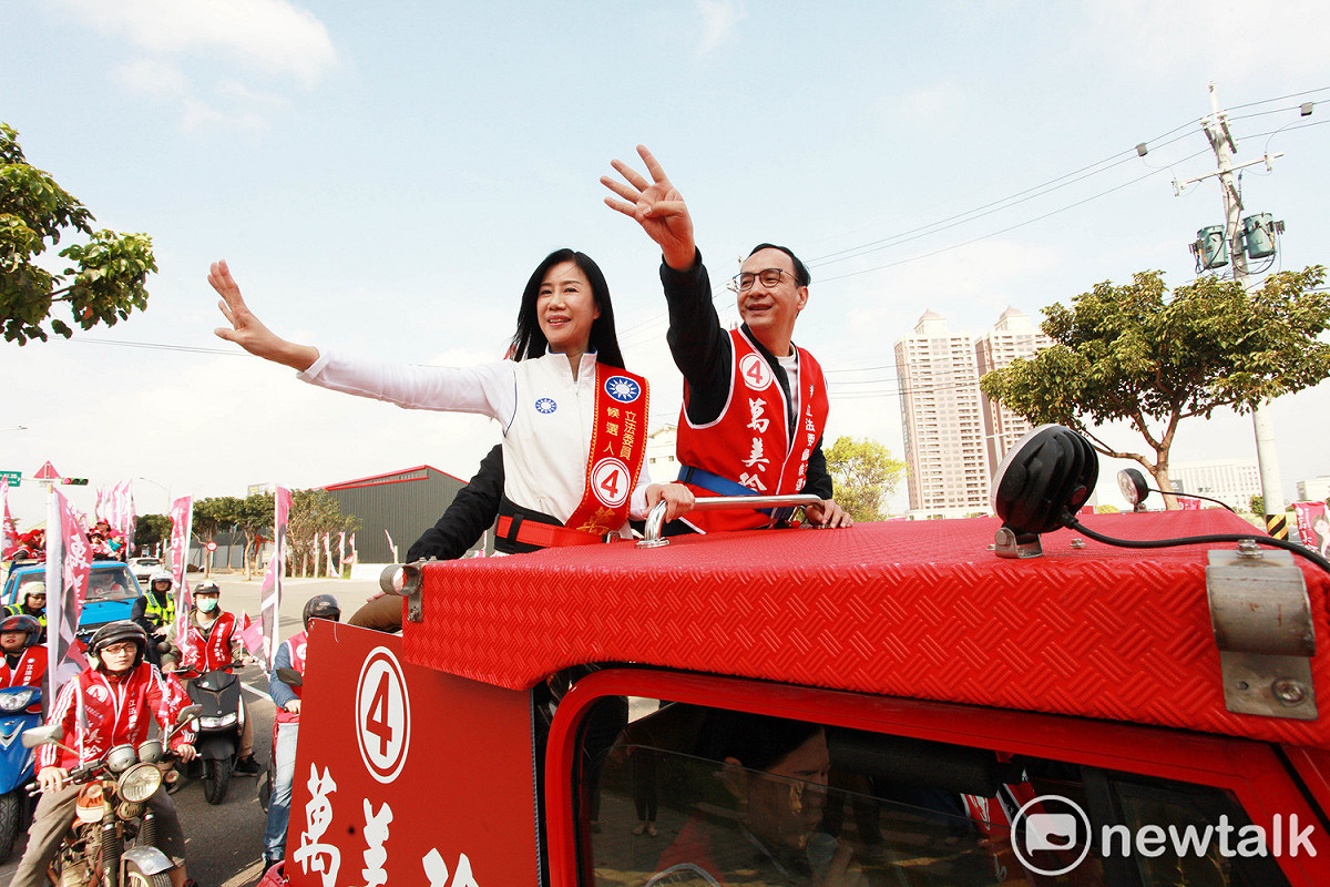 朱立倫今回防桃園輔選，首站陪同黨籍立委候選人萬美玲掃街拜票 圖：林昀真／攝