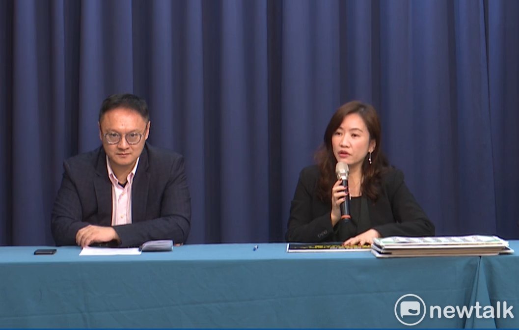 韓國瑜競選辦公室總發言人王淺秋（右）和發言人鄭照新（左）。 圖：謝莉慧/攝