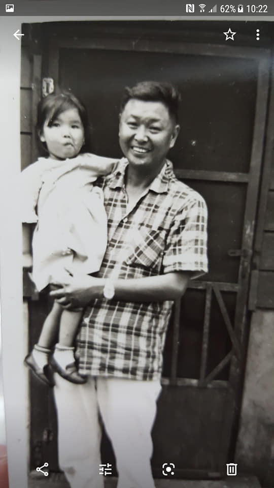 黃光芹與父親在干城二村88號門口。 圖：翻攝自黃光芹臉書