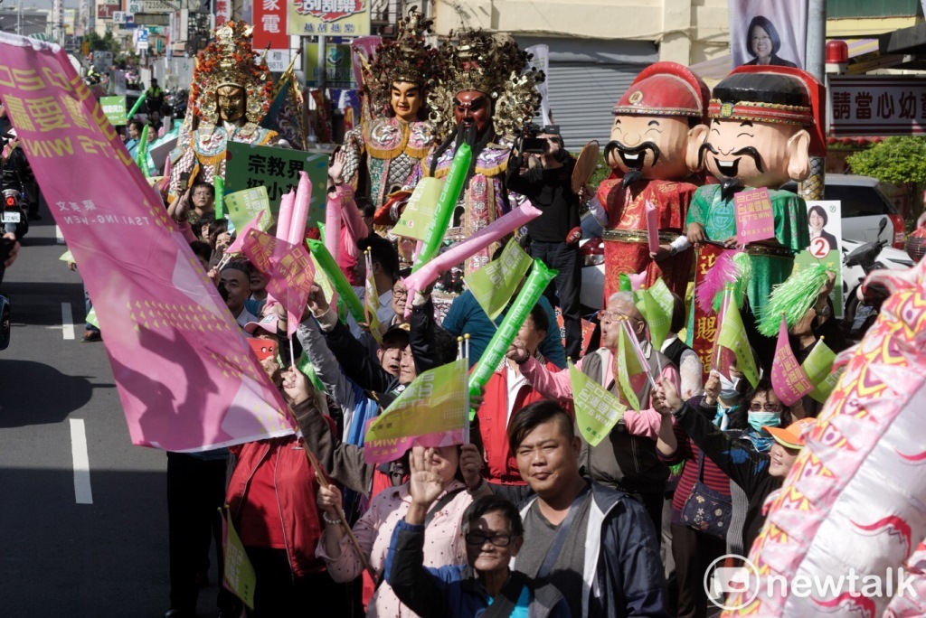 蔡英文車掃今天第三天，在彰化縣有人舞動「巨龍」現身，王爺、招財爺等眾神都出現，迎接小英車隊，場面相當熱鬧。 圖：張良一/攝