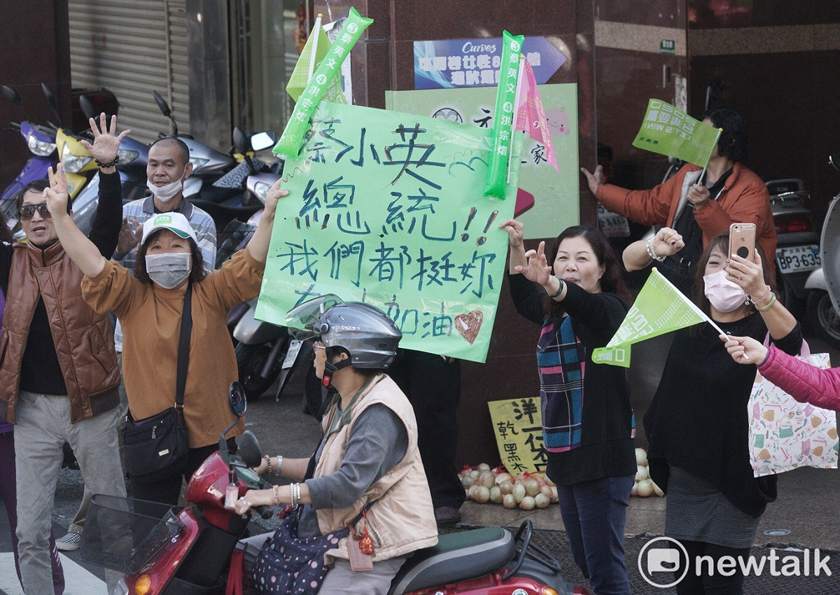 彰化婦女支持者自製海報，表達對蔡英文的支持。 圖：張良一/攝