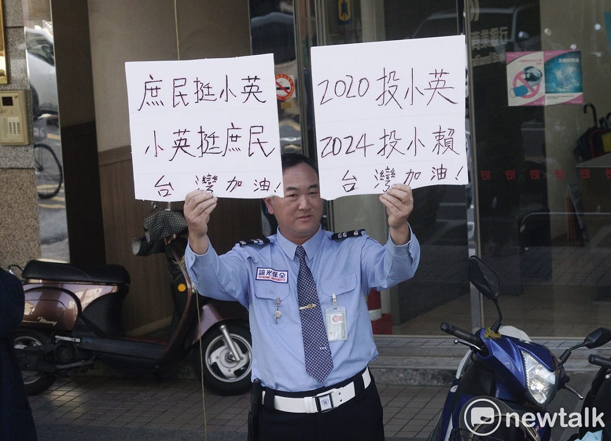 民進黨的掃街活動，就連保全也抽空出來響應，還挺賴清德參選2024總統。 圖：張良一/攝