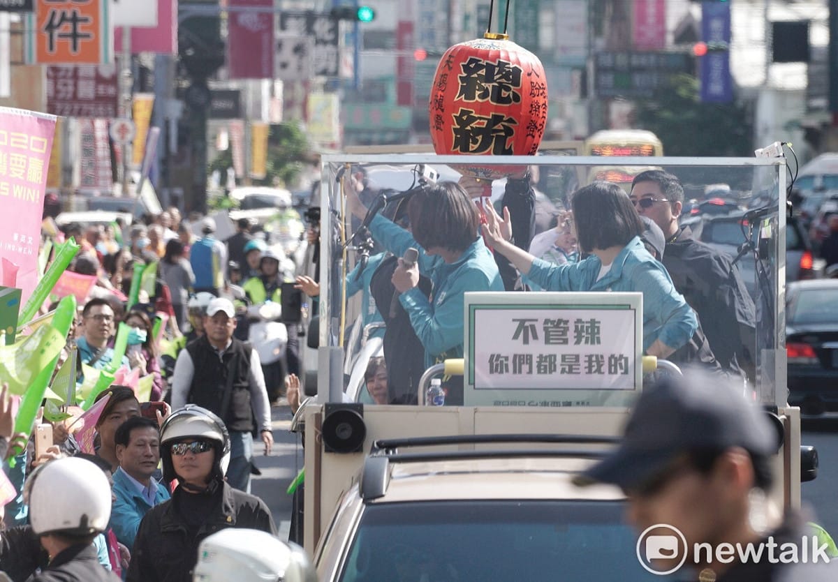 彰化支持者送寫著「總統」的燈籠給小英總統。 圖：張良一/攝