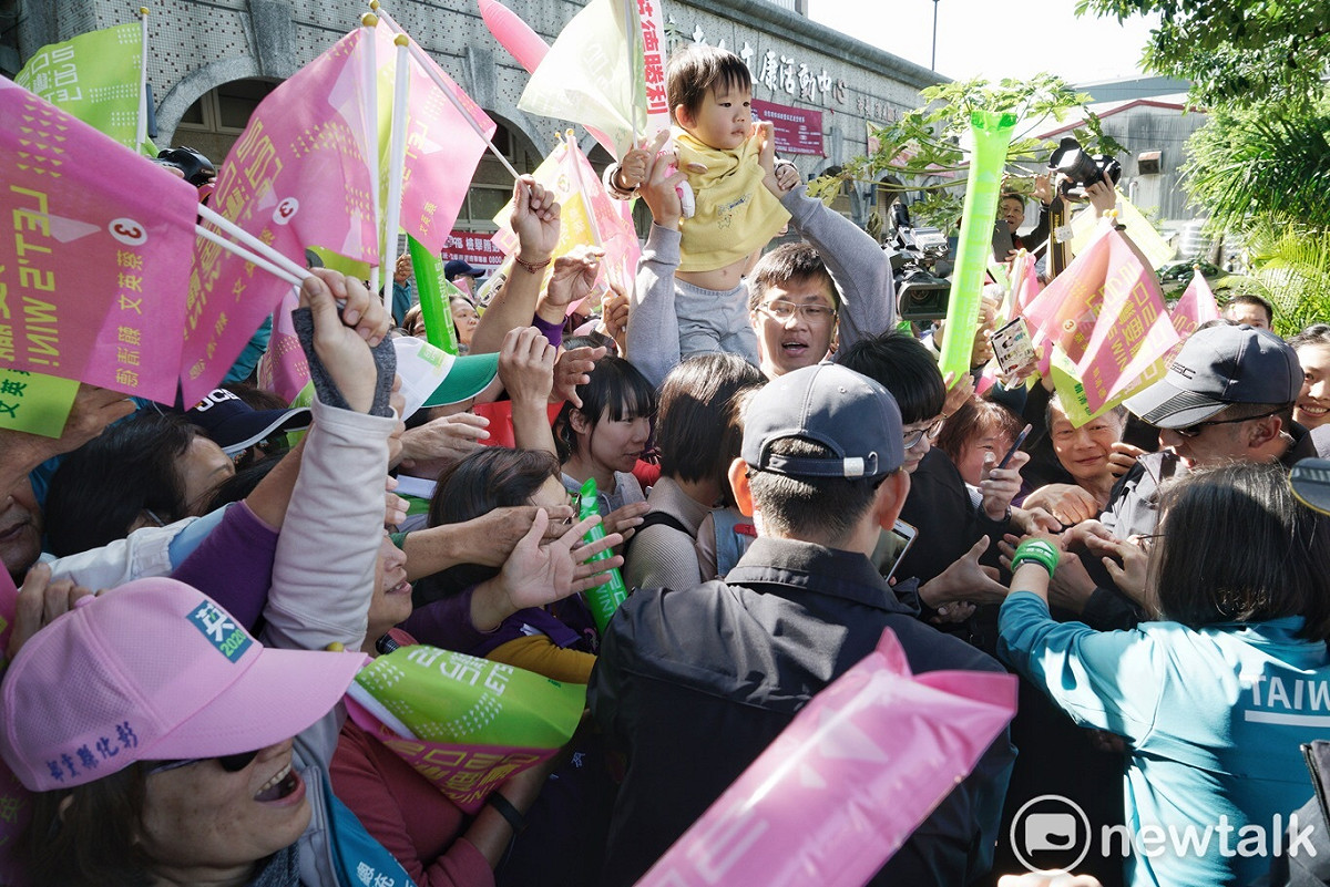 蔡英文下車後，立刻被彰化民眾團團包圍，熱情支持者爭相與她握手。 圖：張良一/攝