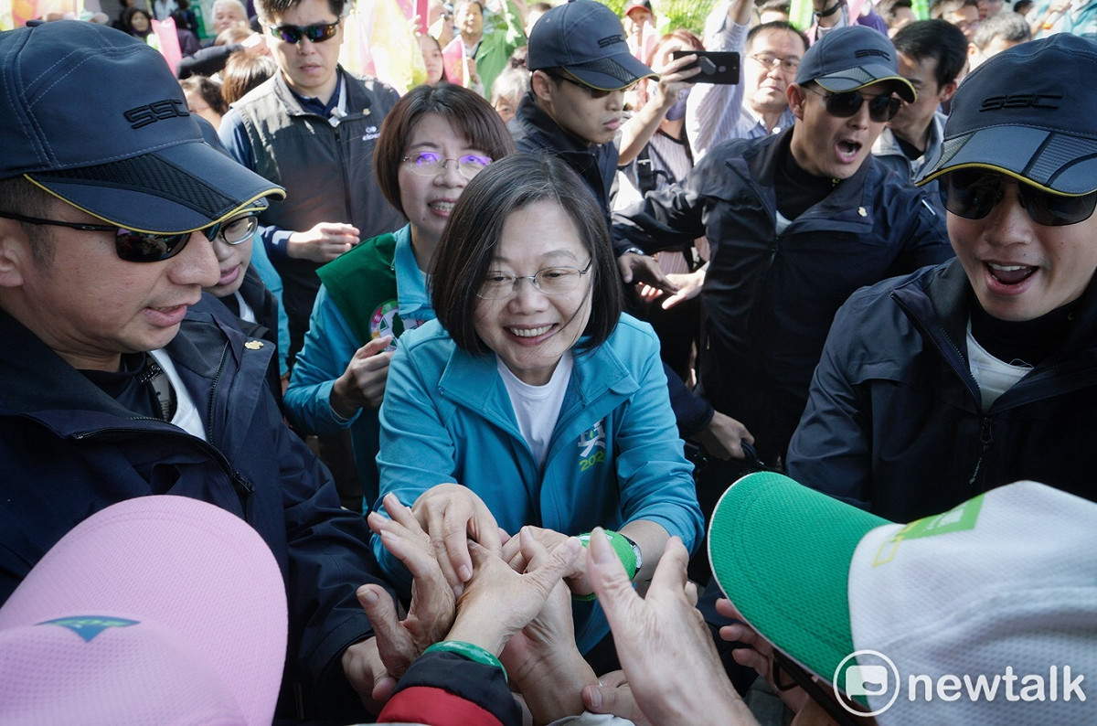 蔡英文開心民眾握手，臉上展現親切笑容。 圖：張良一/攝