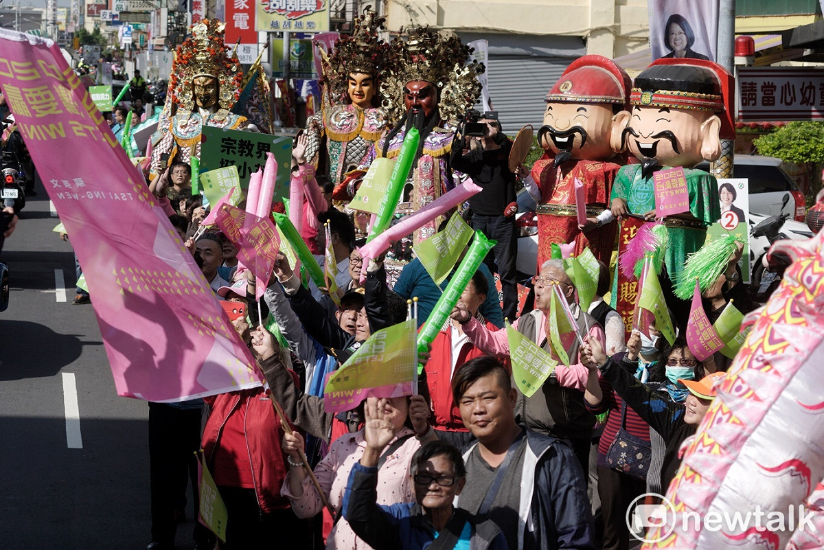 彰化宗教界也力挺小英！擺出不同神像，象徵眾神護台灣。 圖：張良一/攝