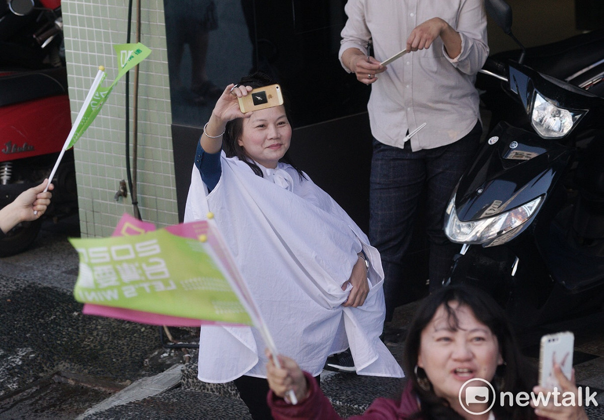 還在洗頭的民眾出來看小英。 圖：張良一/攝