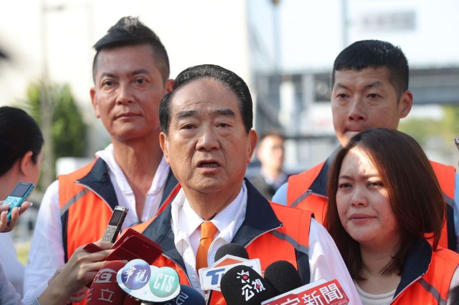 宋楚瑜火力全開，要馬英九說清楚「賤賣三中的錢到底到哪裡去?」 圖：親民黨/提供