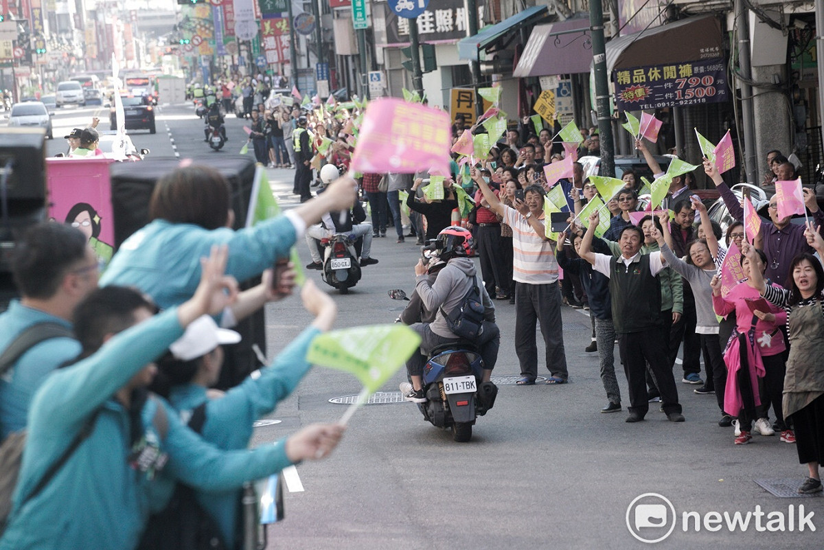 在台中市民眾夾道歡迎蔡英文。 圖：張良一/攝