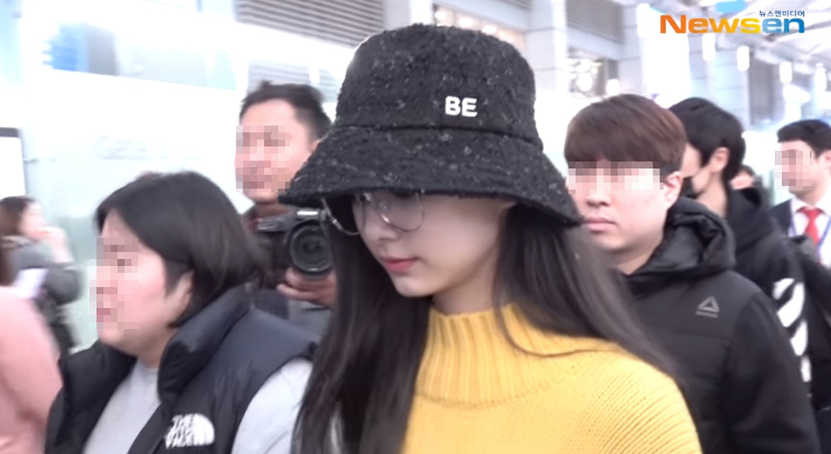 周子瑜被拍到出現在韓國機場，準備返台。 圖：翻攝自Newsen YouTube頻道