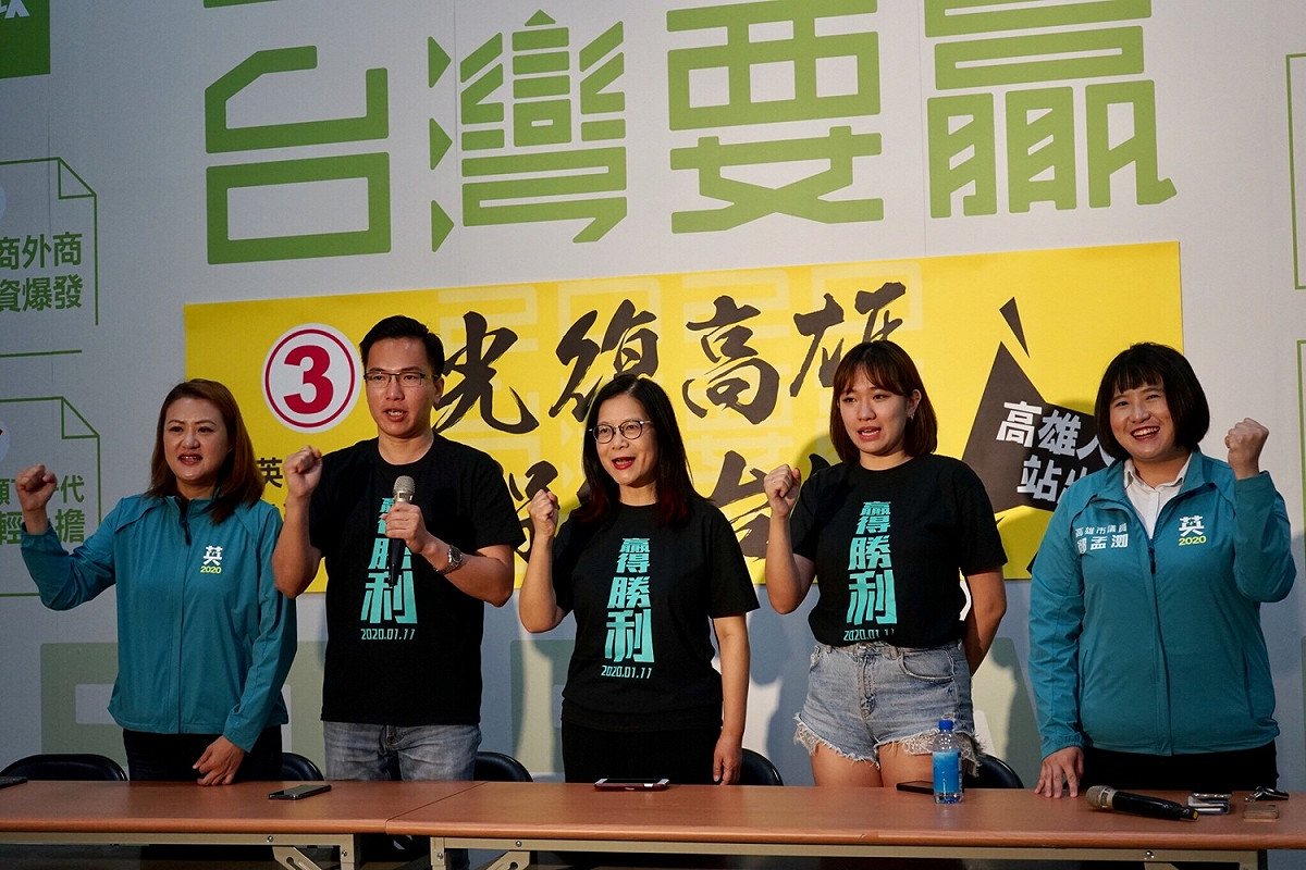 民進黨立委管碧玲(中)。圖為蔡英文選前之夜，管與3位議員及活動網路召集人號召高雄市民出席選前之夜活動記者會。 圖：蔡英文高雄市競選總部/提供(資料照片)