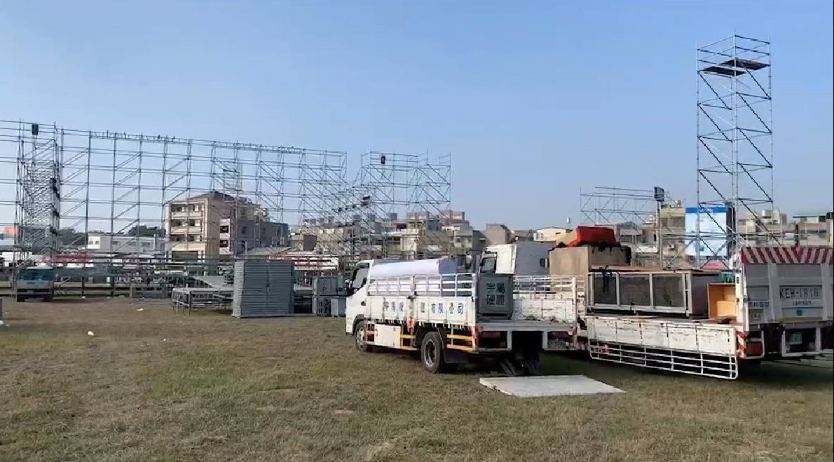 位於高雄市議會旁的蔡英文選前之夜場地，已開始搭設舞台。 圖：孫家銘/攝