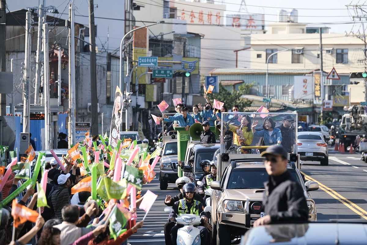 總統蔡英文和台中市第三選區立委參選人洪慈庸在台中市大雅區和神岡區掃街，支持者舉旗歡迎。 圖：洪慈庸競選辦公室／提供