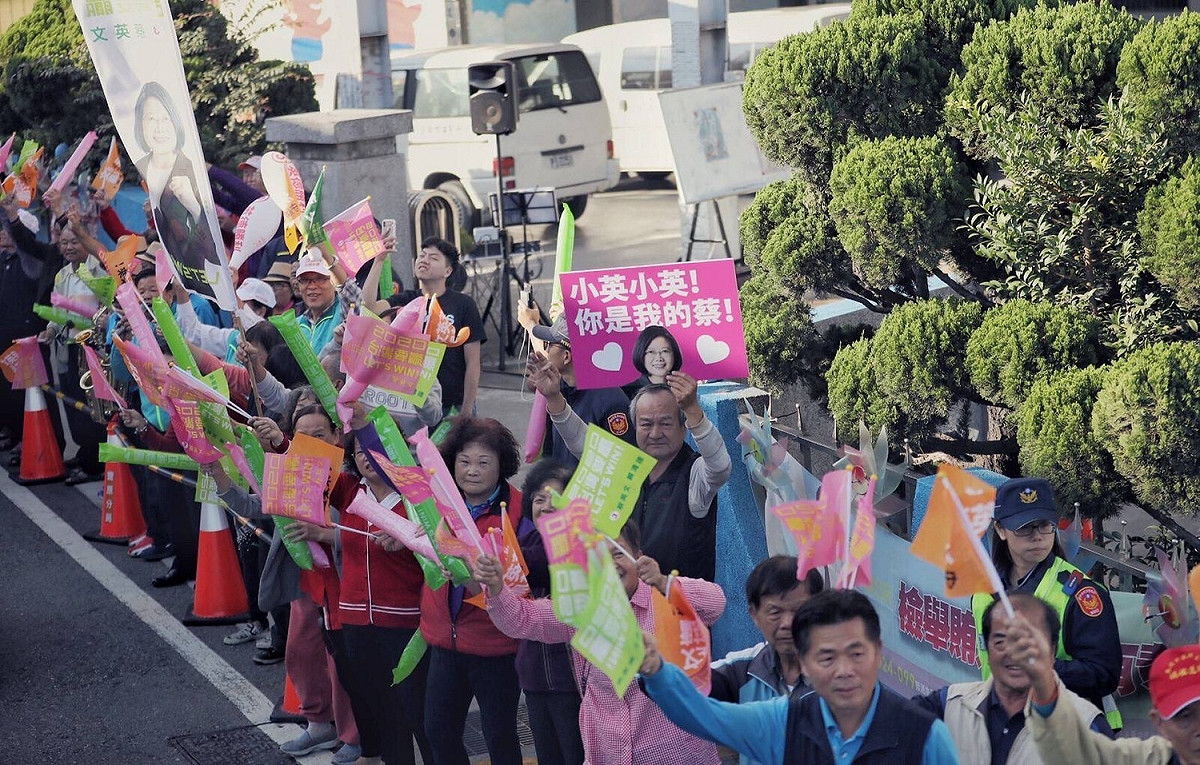 總統蔡英文和台中市第三選區立委參選人洪慈庸在台中市大雅區和神岡區掃街，有民眾舉牌「小英你是我的蔡」。 圖：洪慈庸競選辦公室／提供