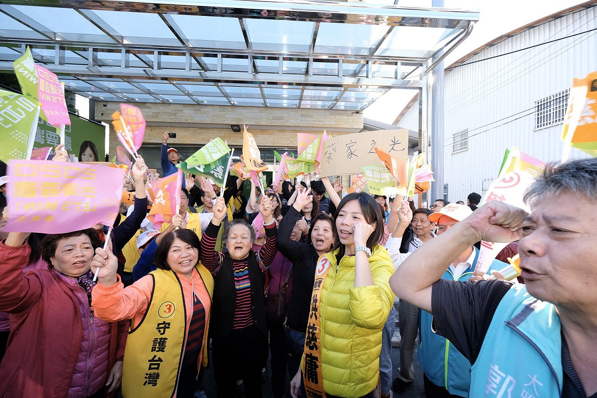 立委洪慈庸與支持者振臂喊話。 圖：洪慈庸競選辦公室／提供