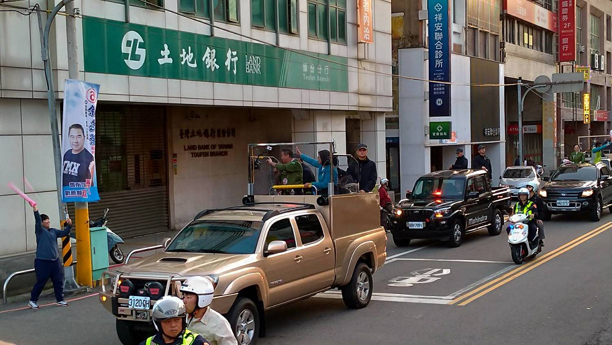 蔡英文和民眾熱情揮手。 圖:陳佩君/攝
