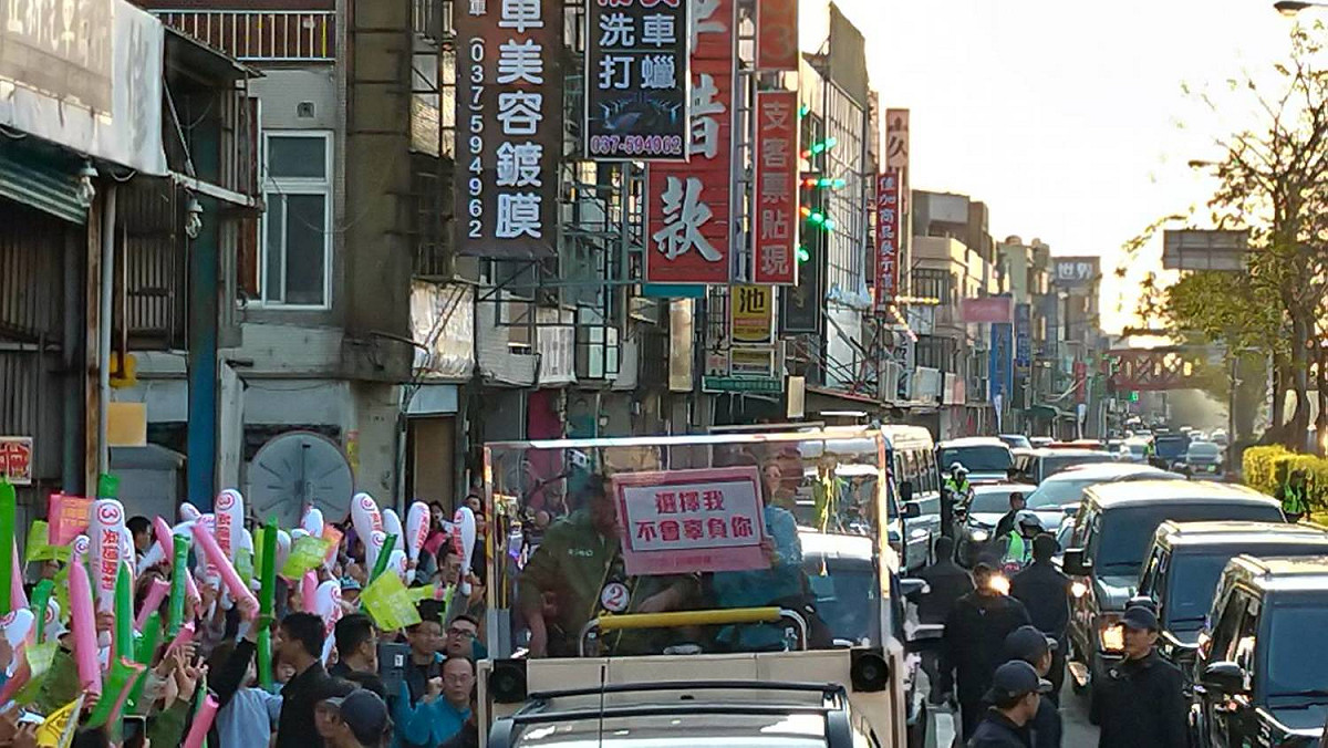 蔡英文車掃起點，聚集支持者。 圖:陳佩君/攝
