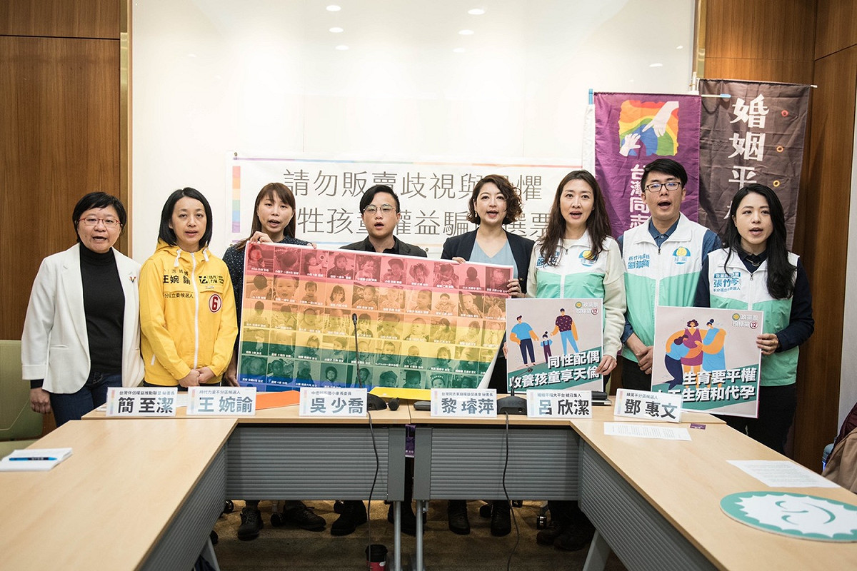 本次記者會針對藉謠言製作的布條，提出嚴厲譴責。 圖/時代力量提供