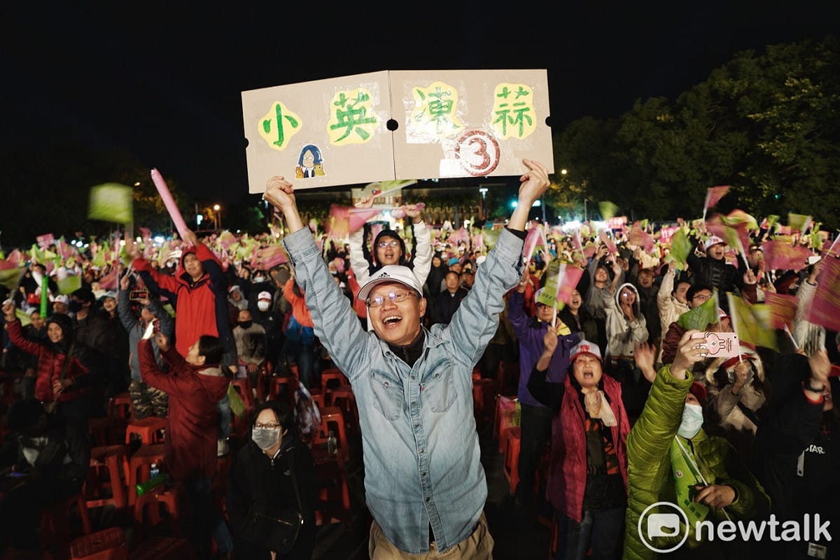 蔡英文支持者冒著低溫擠爆造勢晚會，高舉小英凍蒜標語。 圖：張良一/攝