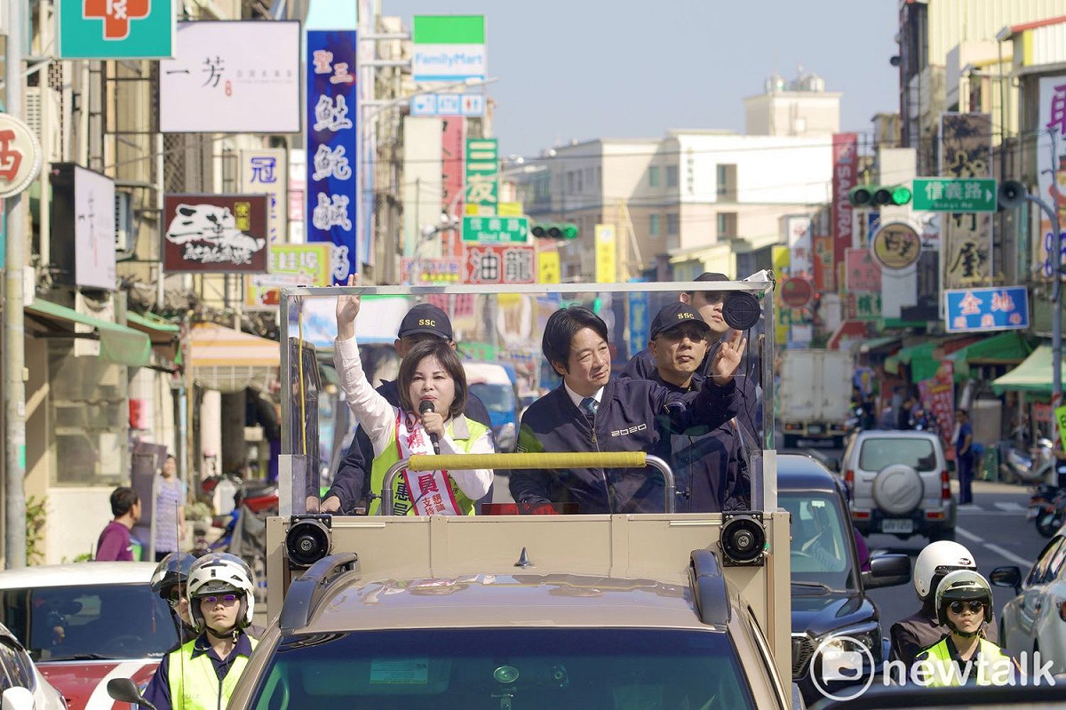 民進黨副總統候選人賴清德陪同立委候選人賴惠員、郭國文、陳亭妃和林俊憲，從鹽水沿著台十七線南下，進行車隊掃街拜票。 圖：黃博郎／攝