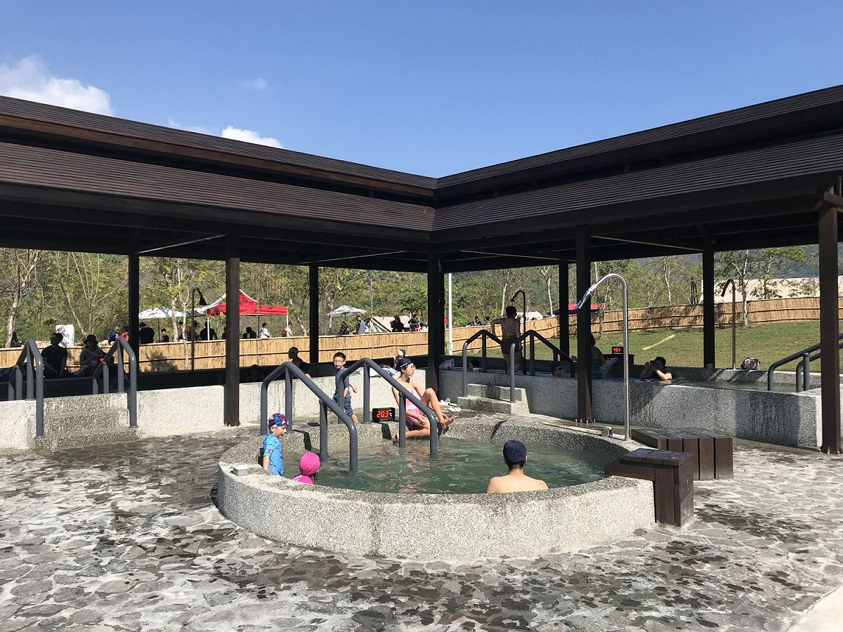 寶來花賞溫泉公園4日重新開幕，增添了大眾泡湯池與露營區、SPA等多項設施，並開放夜間泡湯。 圖：翻攝自高雄旅遊網