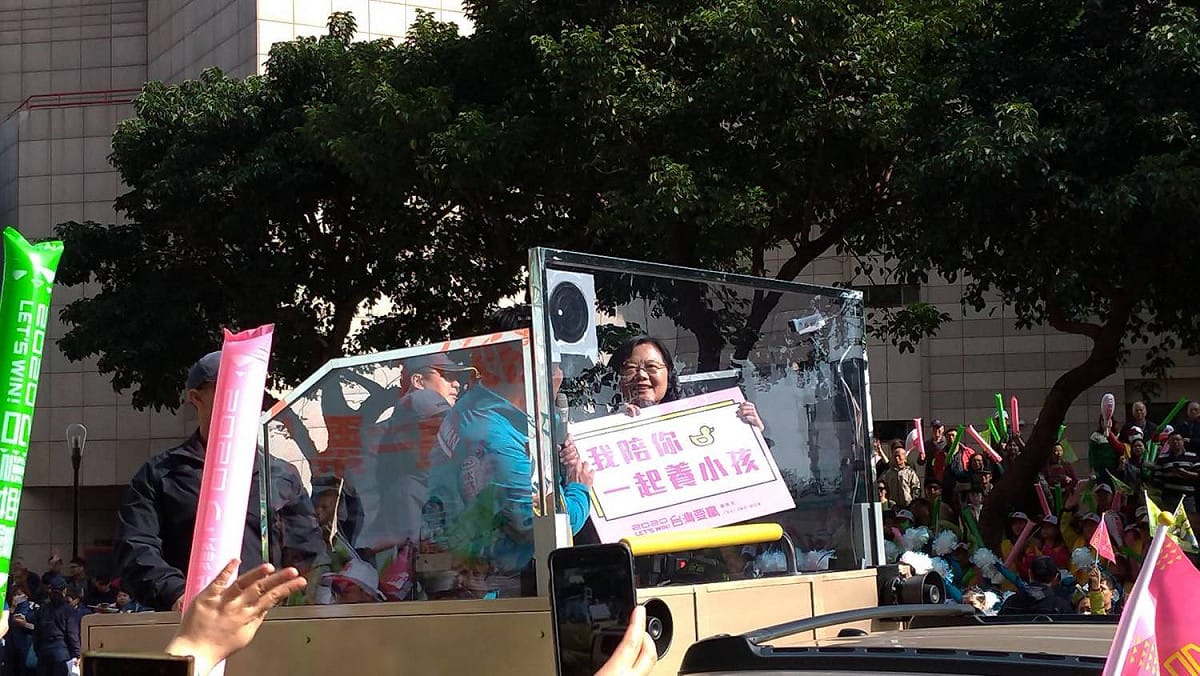 小英站上戰車，陪同鄭宏輝車掃。 圖：陳佩君／攝