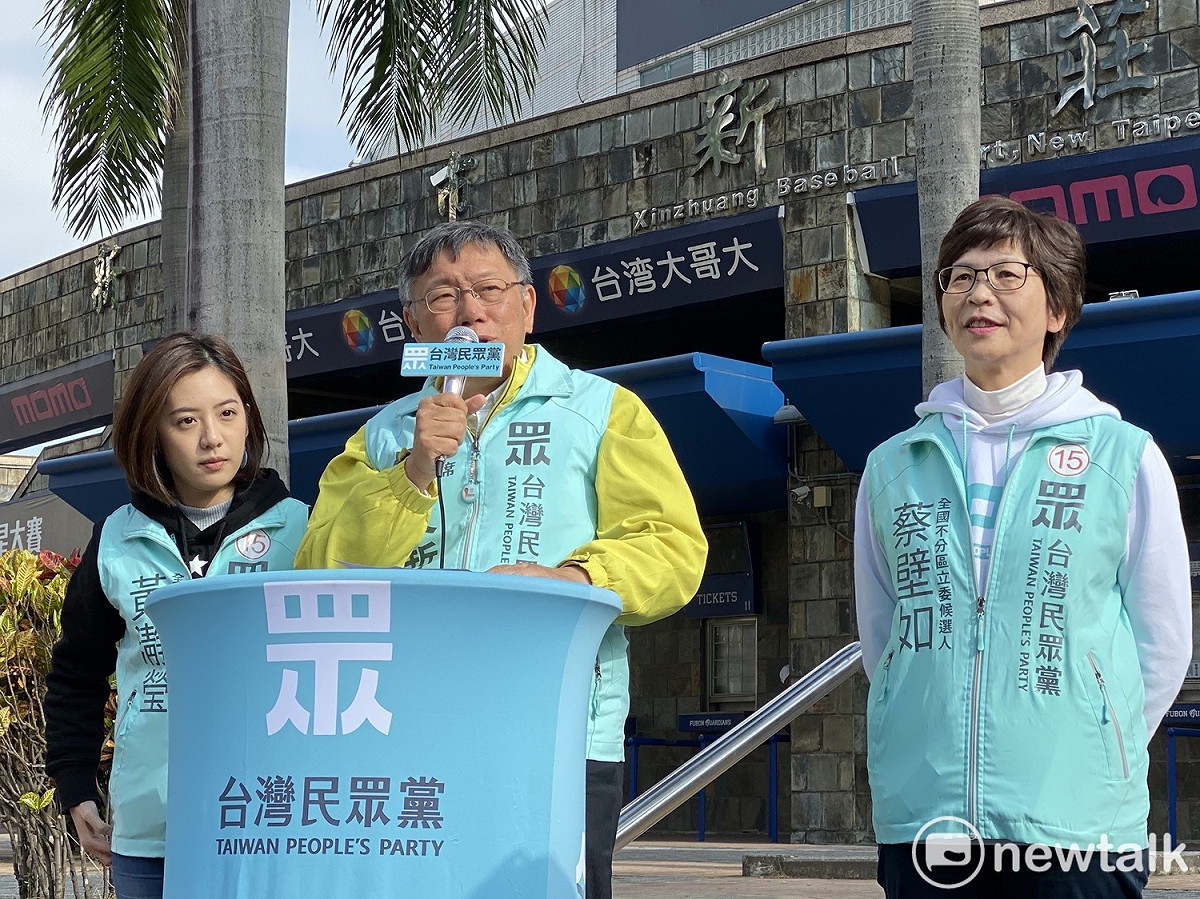 民眾黨主席柯文哲協同不分區提名人蔡壁如、黃瀞瑩。 圖：周煊惠 ／攝（資料照）